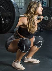 Ponerse rodilleras para hacer sentadillas en el gym